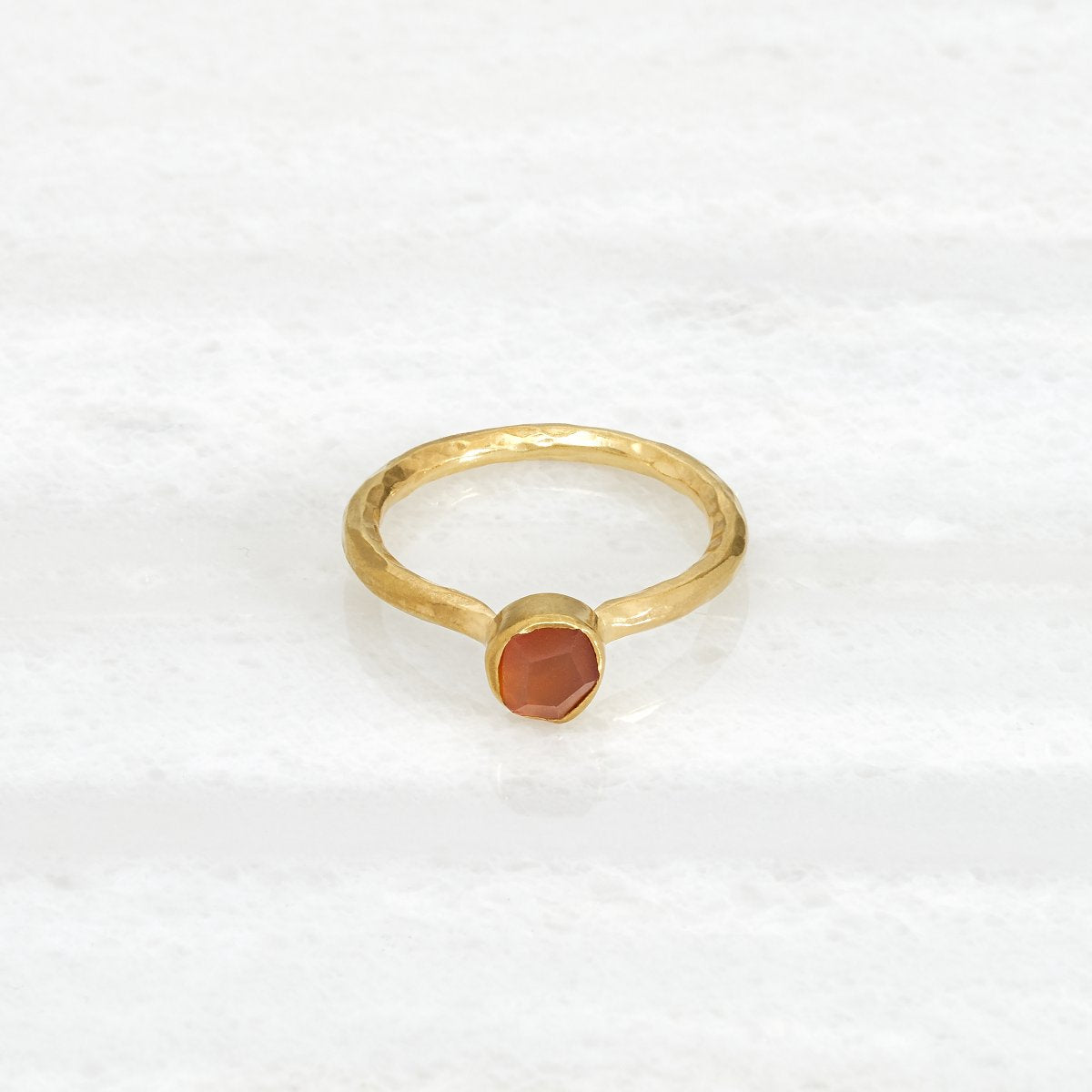 Gold-plated hammered ring with agate stone Ishkar