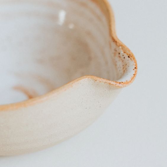 Small pouring dish, white, Aerende - Plum & Belle