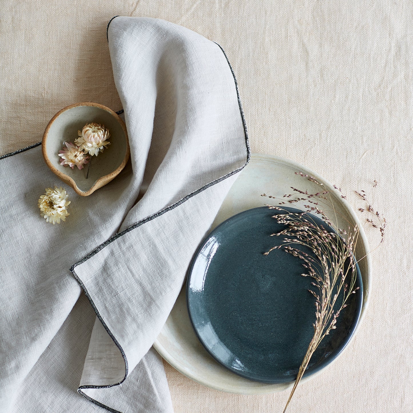 Small pouring dish, white, Aerende - Plum & Belle