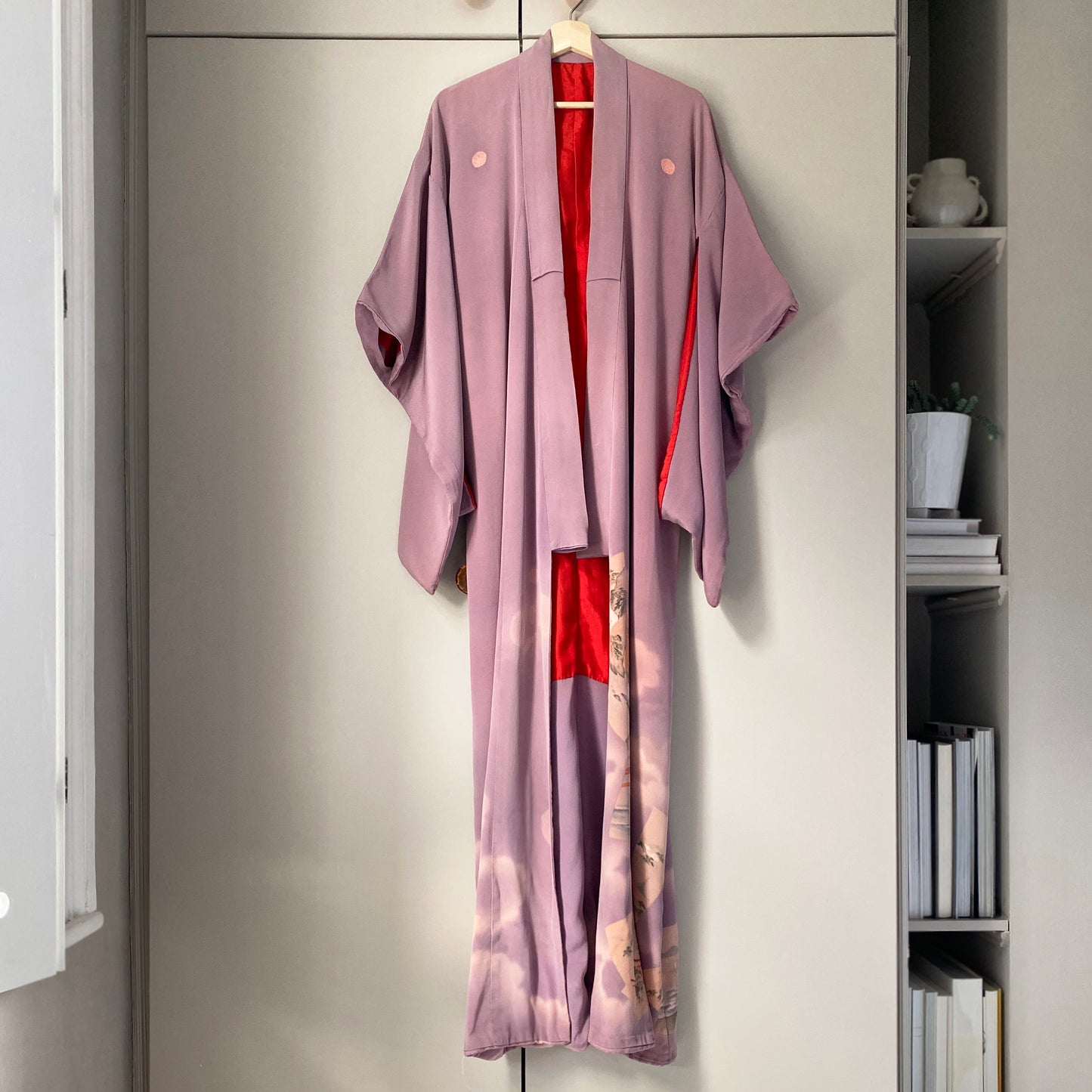 Vintage full-length kimono with border design and contrast colour lining - Plum & Belle