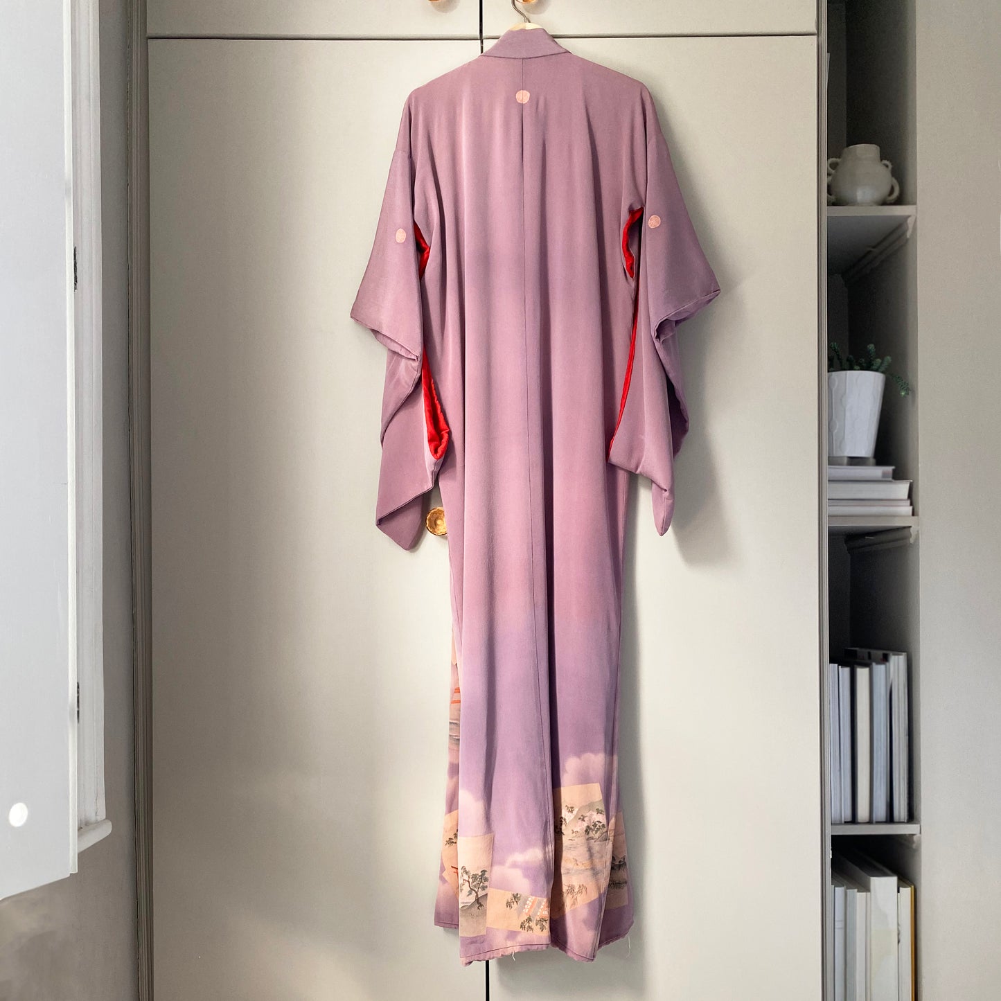 Vintage full-length kimono with border design and contrast colour lining - Plum & Belle