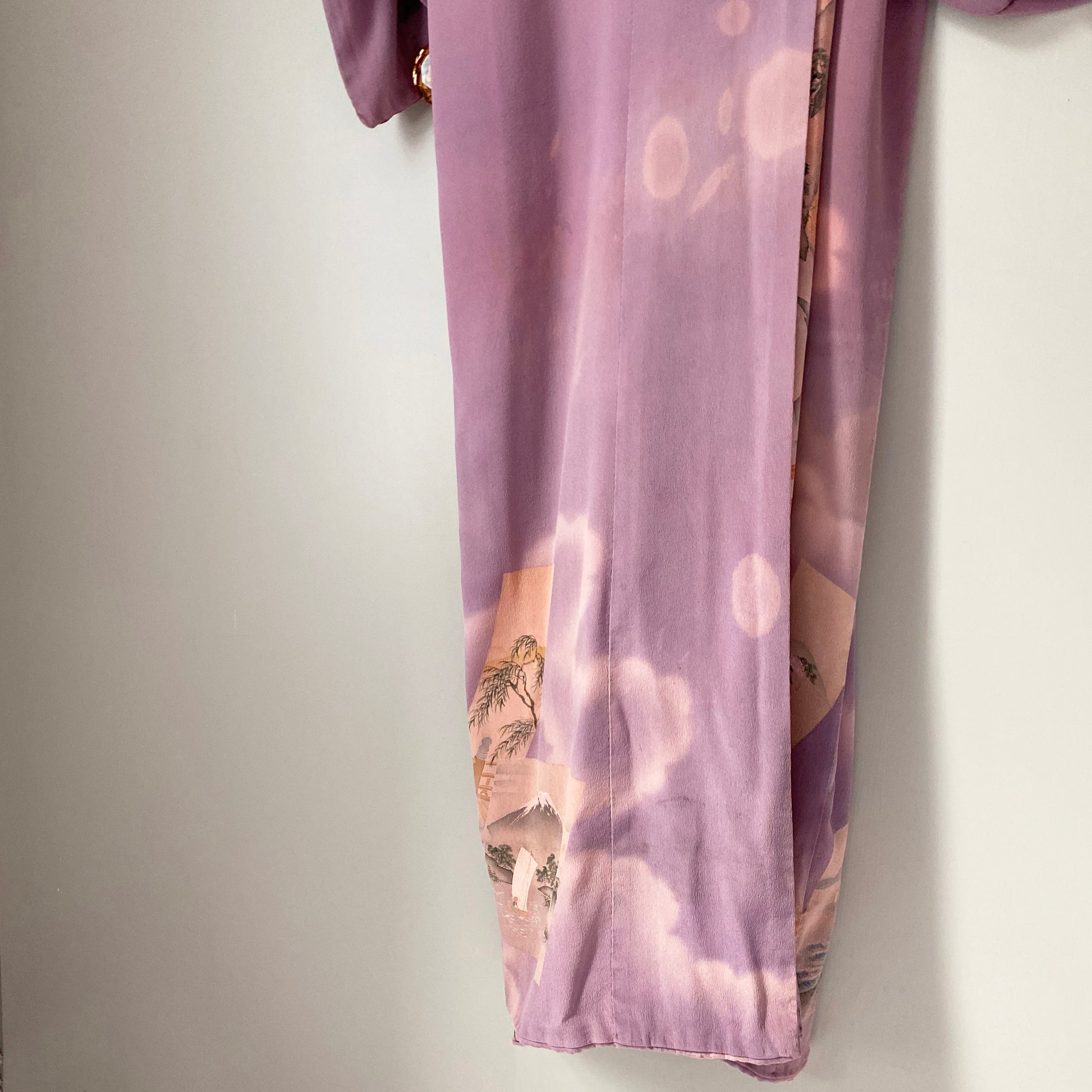 Vintage full-length kimono with border design and contrast colour lining - Plum & Belle